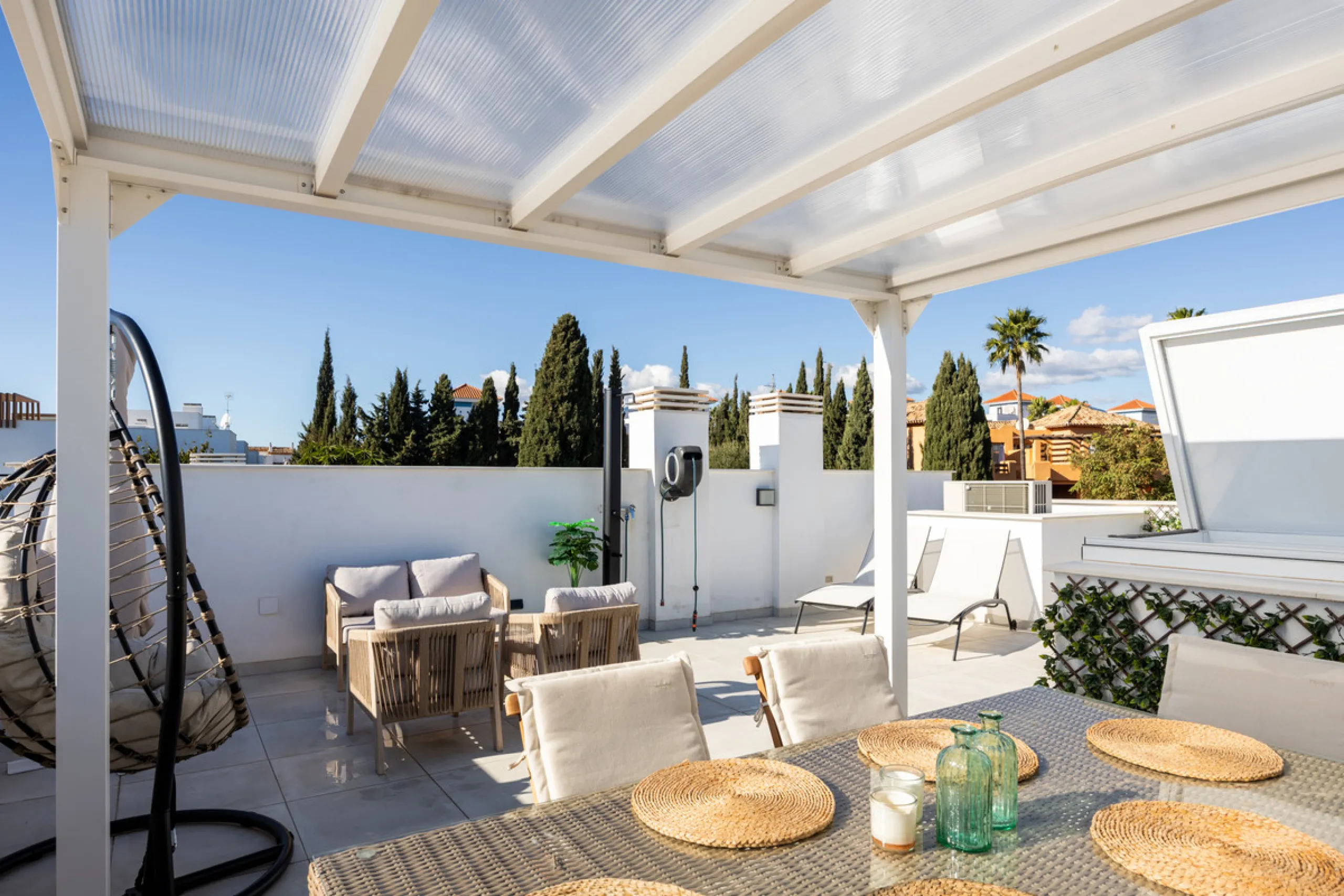 This townhouse in Los Miradores del Sol, Bel-Air Estepona, is one of the very best units in the community, built in 2022 and presented in excellent condition with high-quality materials throughout. It offers a smart layout and generously sized bedrooms.