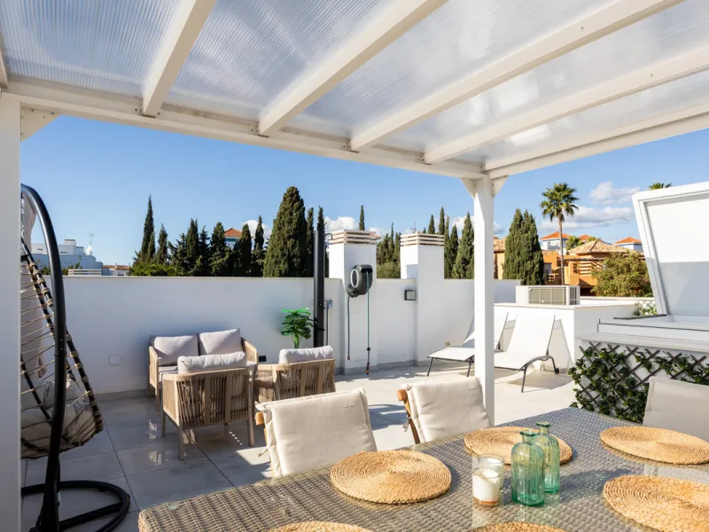 This townhouse in Los Miradores del Sol, Bel-Air Estepona, is one of the very best units in the community, built in 2022 and presented in excellent condition with high-quality materials throughout. It offers a smart layout and generously sized bedrooms.