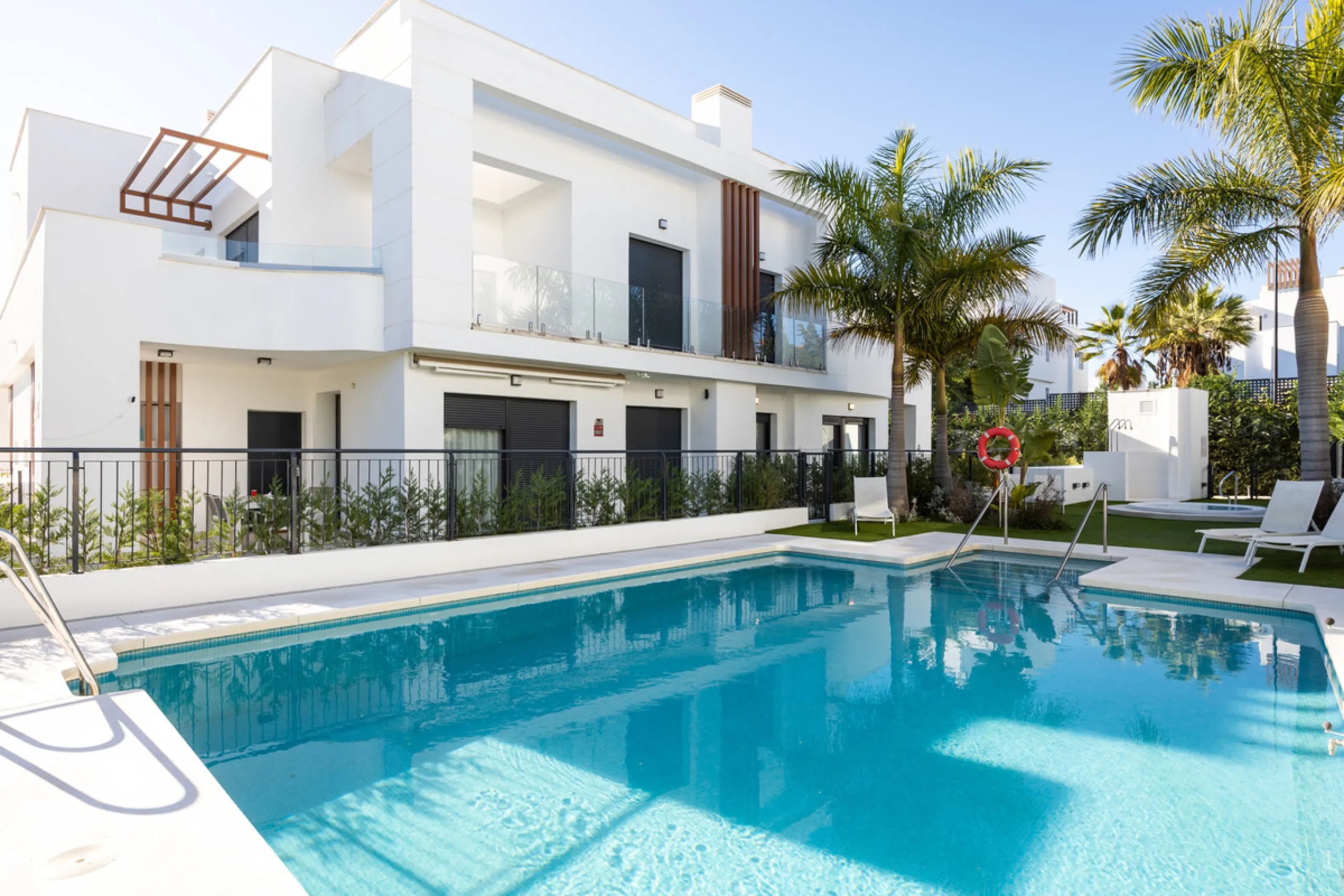 This townhouse in Los Miradores del Sol, Bel-Air Estepona, is one of the very best units in the community, built in 2022 and presented in excellent condition with high-quality materials throughout. It offers a smart layout and generously sized bedrooms.