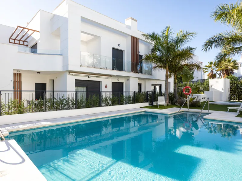 This townhouse in Los Miradores del Sol, Bel-Air Estepona, is one of the very best units in the community, built in 2022 and presented in excellent condition with high-quality materials throughout. It offers a smart layout and generously sized bedrooms.