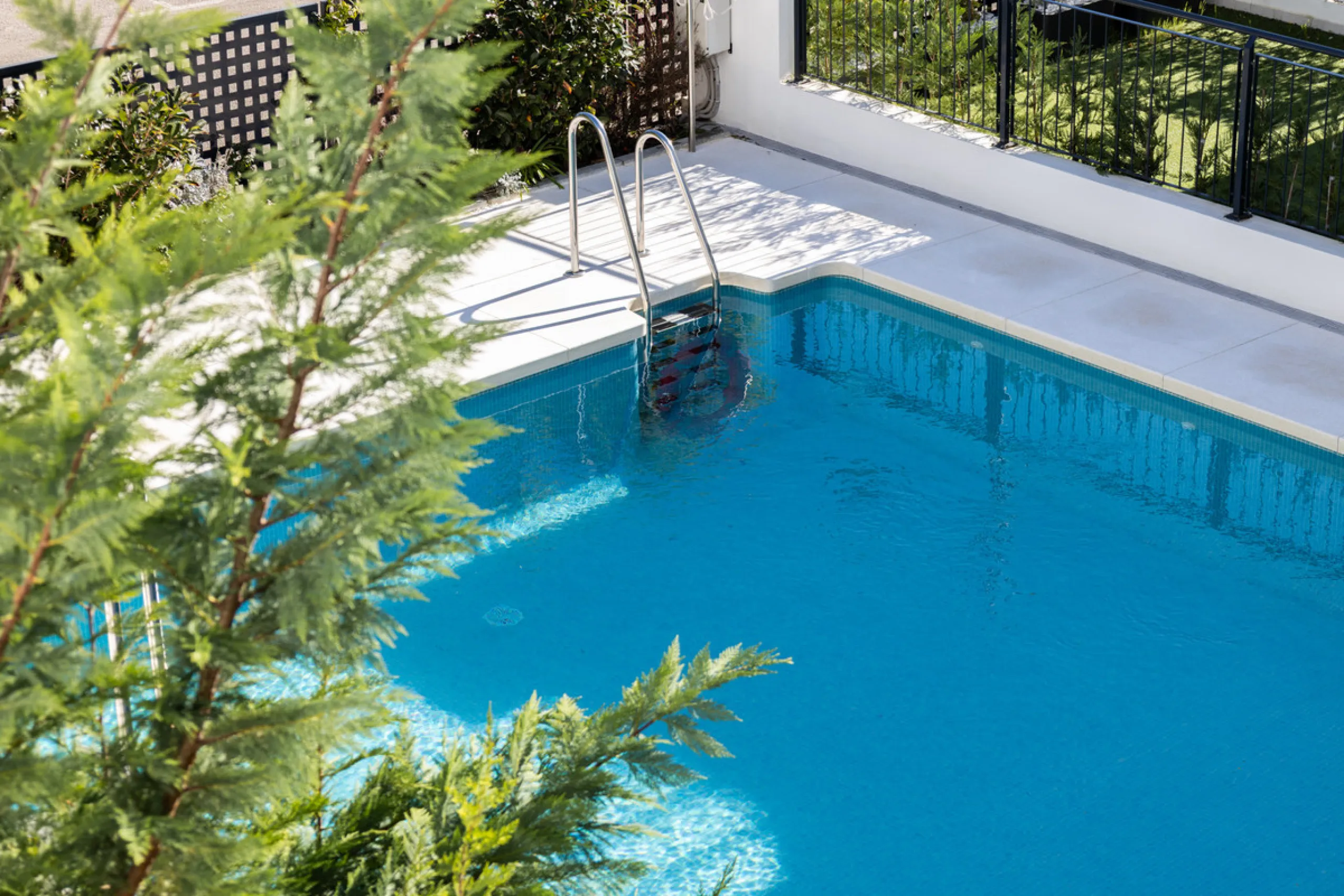 This townhouse in Los Miradores del Sol, Bel-Air Estepona, is one of the very best units in the community, built in 2022 and presented in excellent condition with high-quality materials throughout. It offers a smart layout and generously sized bedrooms.