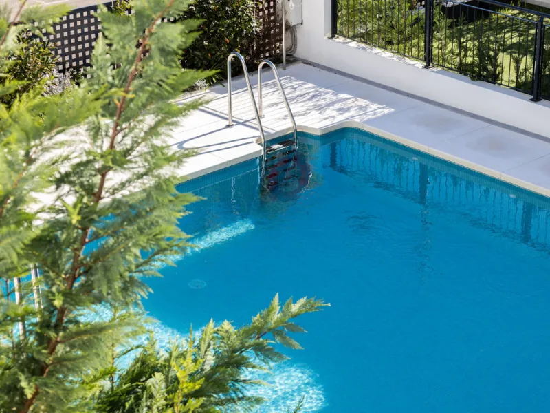 This townhouse in Los Miradores del Sol, Bel-Air Estepona, is one of the very best units in the community, built in 2022 and presented in excellent condition with high-quality materials throughout. It offers a smart layout and generously sized bedrooms.