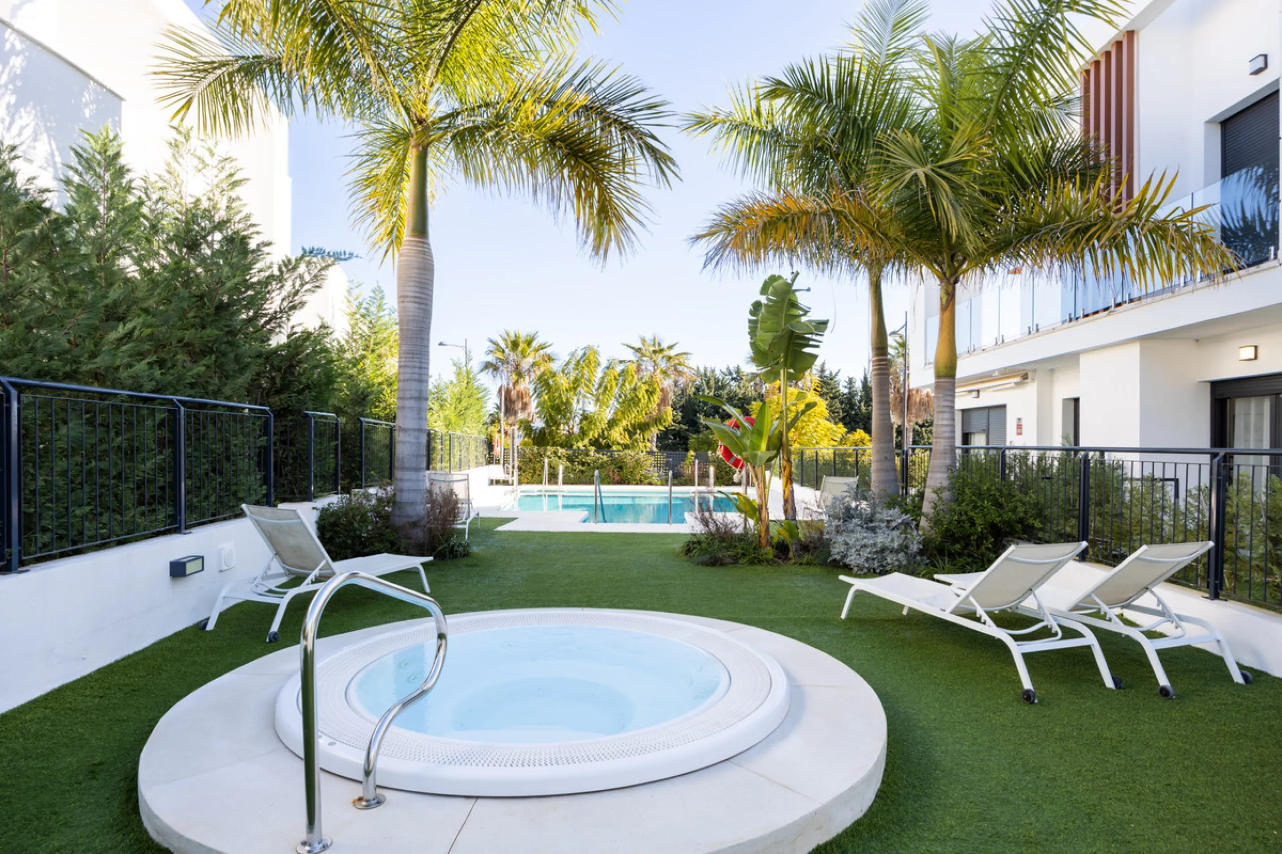 This townhouse in Los Miradores del Sol, Bel-Air Estepona, is one of the very best units in the community, built in 2022 and presented in excellent condition with high-quality materials throughout. It offers a smart layout and generously sized bedrooms.