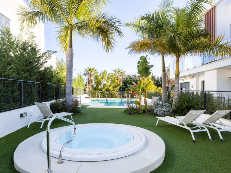 This townhouse in Los Miradores del Sol, Bel-Air Estepona, is one of the very best units in the community, built in 2022 and presented in excellent condition with high-quality materials throughout. It offers a smart layout and generously sized bedrooms.