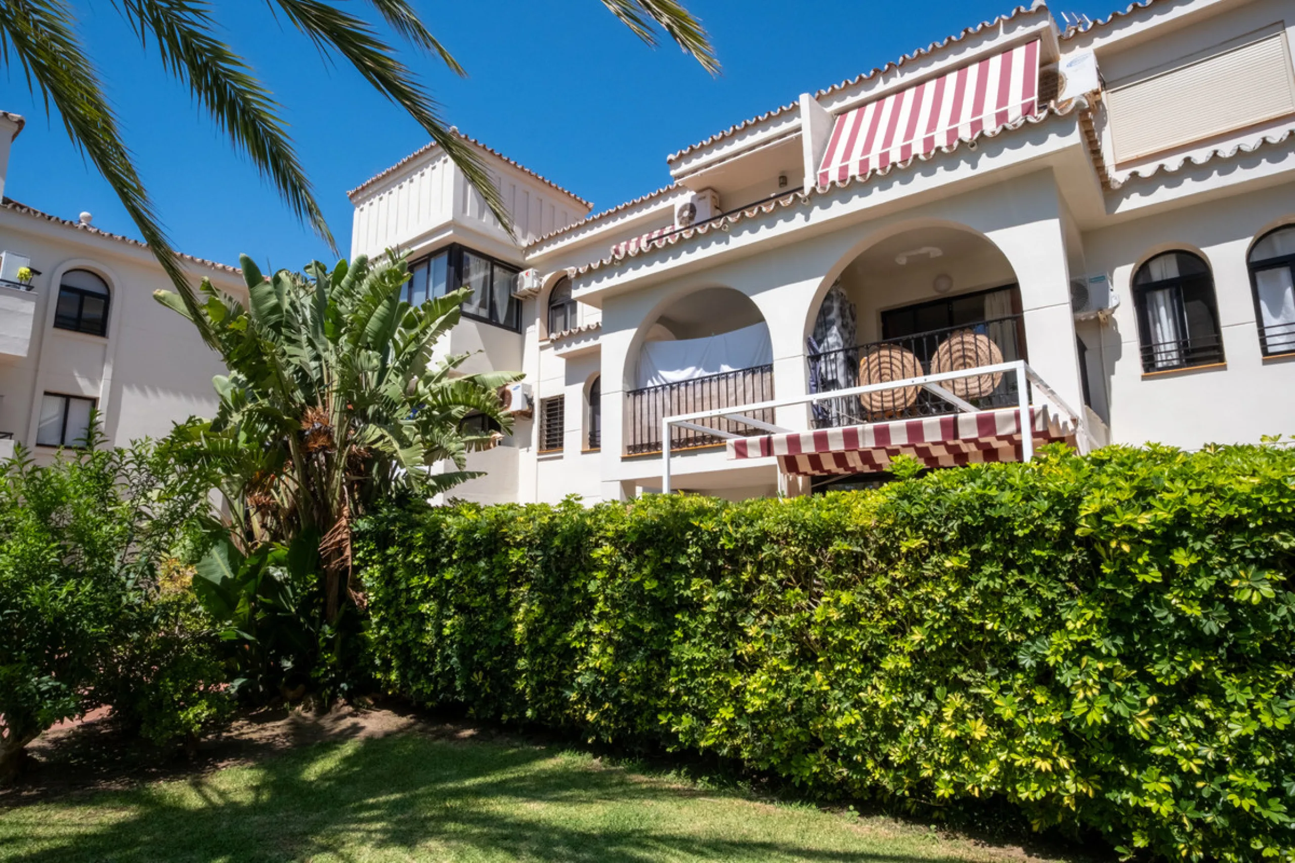 Cozy ground floor apartment located just 170 meters from the beach in Torremolinos. This bright, south-facing property offers all the comfort and charm of seaside living. It features a private entrance with no stairs and private parking at the entrance wi