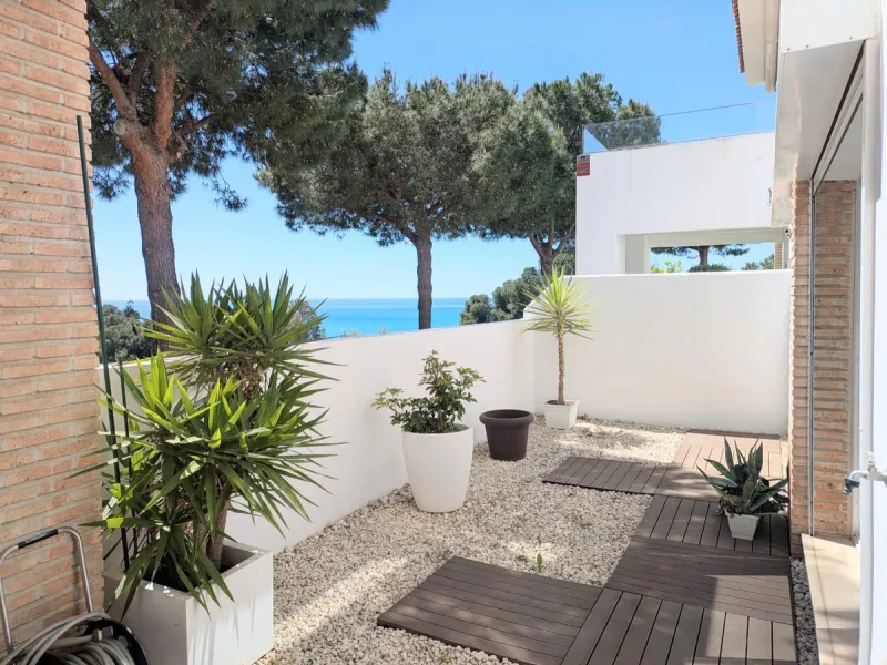 Discover this spectacular minimalist-style villa (built in 2019), located in one of the most privileged and tranquil areas of Benalmádena, surrounded by nature and with breathtaking sea views from its three terraces.