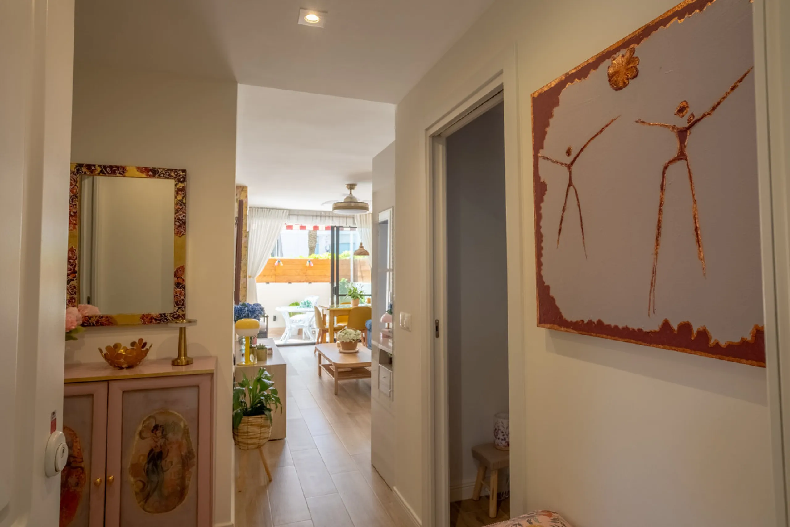 Cozy ground floor apartment located just 170 meters from the beach in Torremolinos. This bright, south-facing property offers all the comfort and charm of seaside living. It features a private entrance with no stairs and private parking at the entrance wi