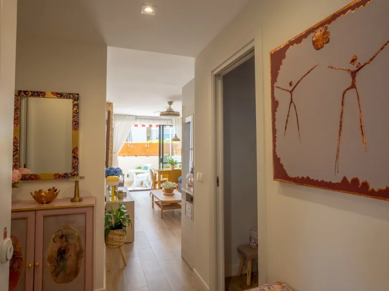 Cozy ground floor apartment located just 170 meters from the beach in Torremolinos. This bright, south-facing property offers all the comfort and charm of seaside living. It features a private entrance with no stairs and private parking at the entrance wi