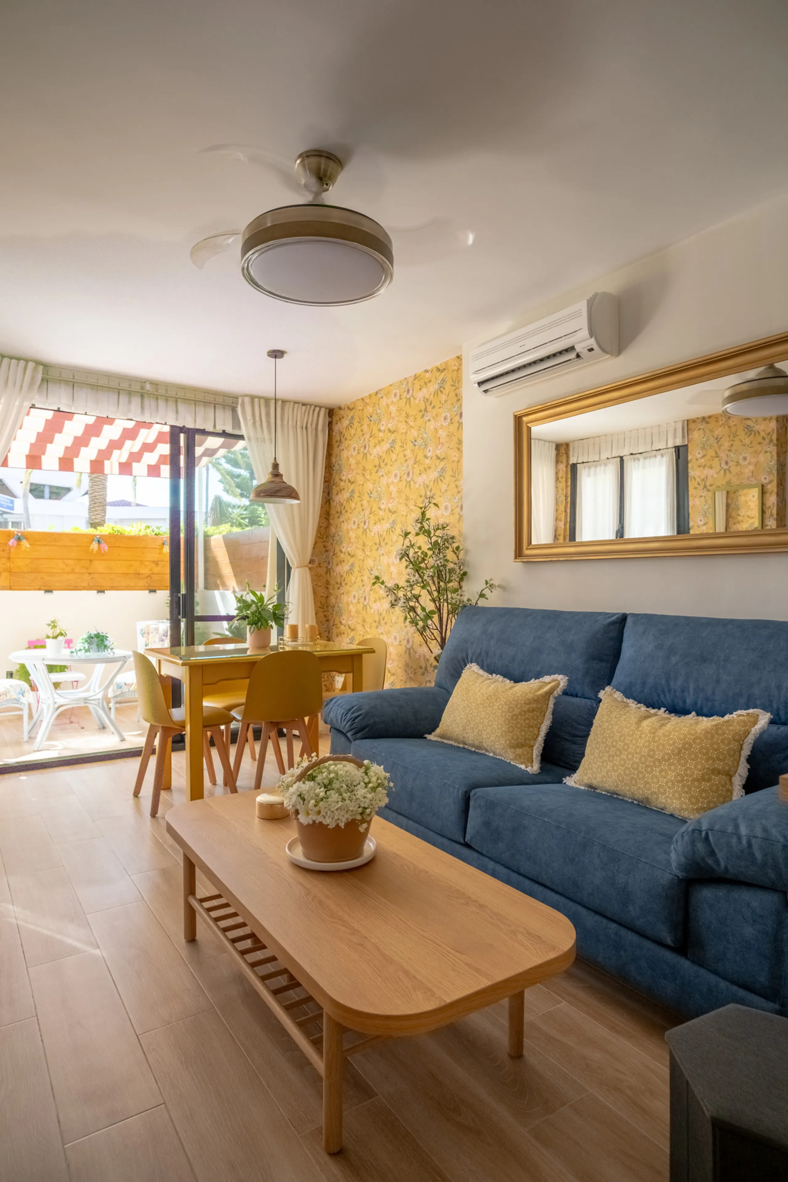 Cozy ground floor apartment located just 170 meters from the beach in Torremolinos. This bright, south-facing property offers all the comfort and charm of seaside living. It features a private entrance with no stairs and private parking at the entrance wi