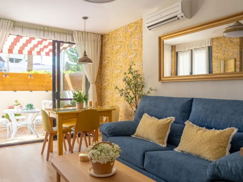 Cozy ground floor apartment located just 170 meters from the beach in Torremolinos. This bright, south-facing property offers all the comfort and charm of seaside living. It features a private entrance with no stairs and private parking at the entrance wi