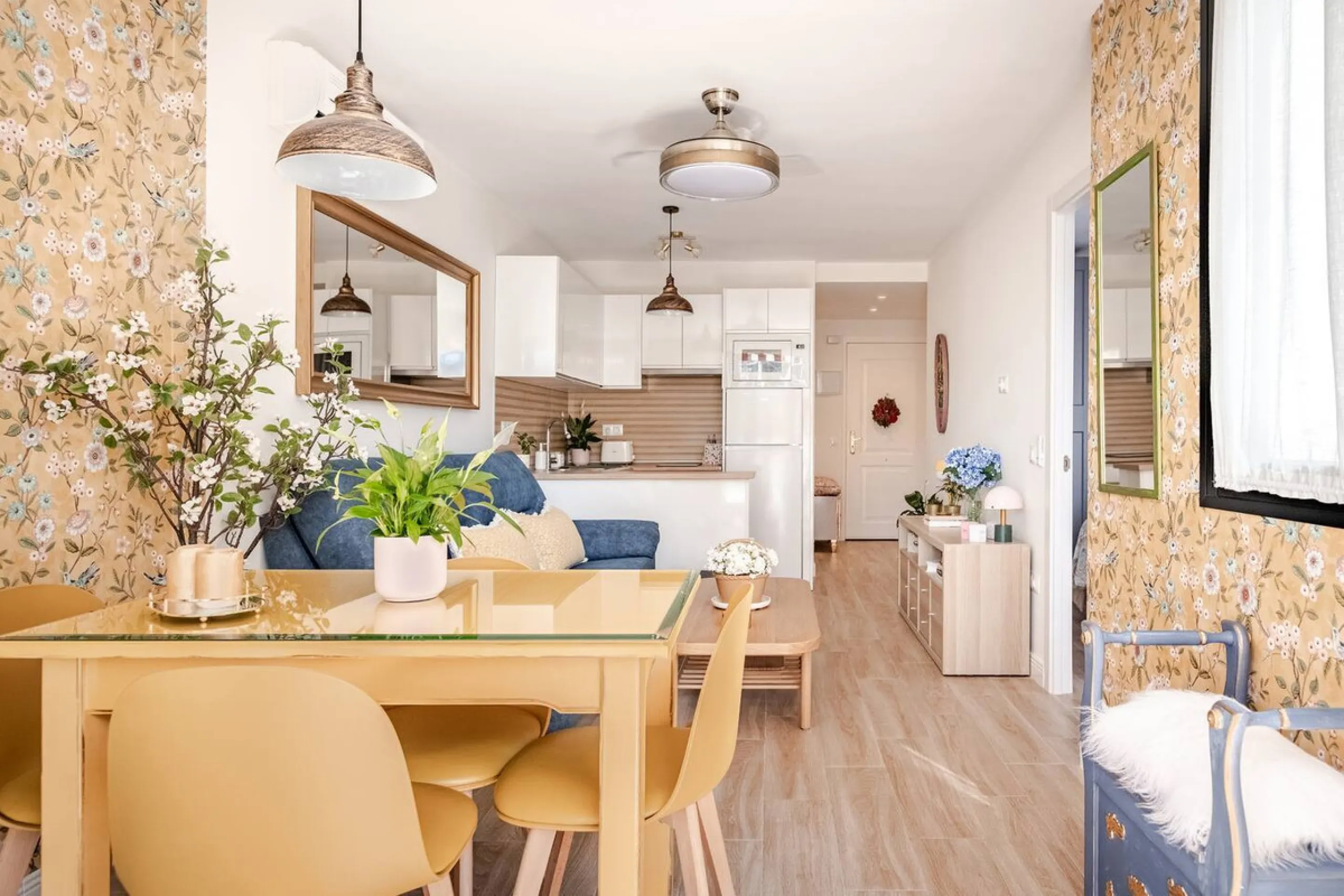 Cozy ground floor apartment located just 170 meters from the beach in Torremolinos. This bright, south-facing property offers all the comfort and charm of seaside living. It features a private entrance with no stairs and private parking at the entrance wi