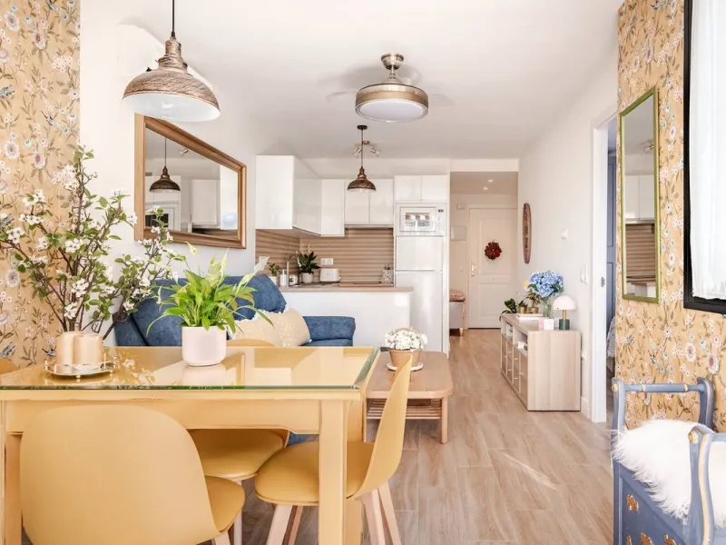 Cozy ground floor apartment located just 170 meters from the beach in Torremolinos. This bright, south-facing property offers all the comfort and charm of seaside living. It features a private entrance with no stairs and private parking at the entrance wi