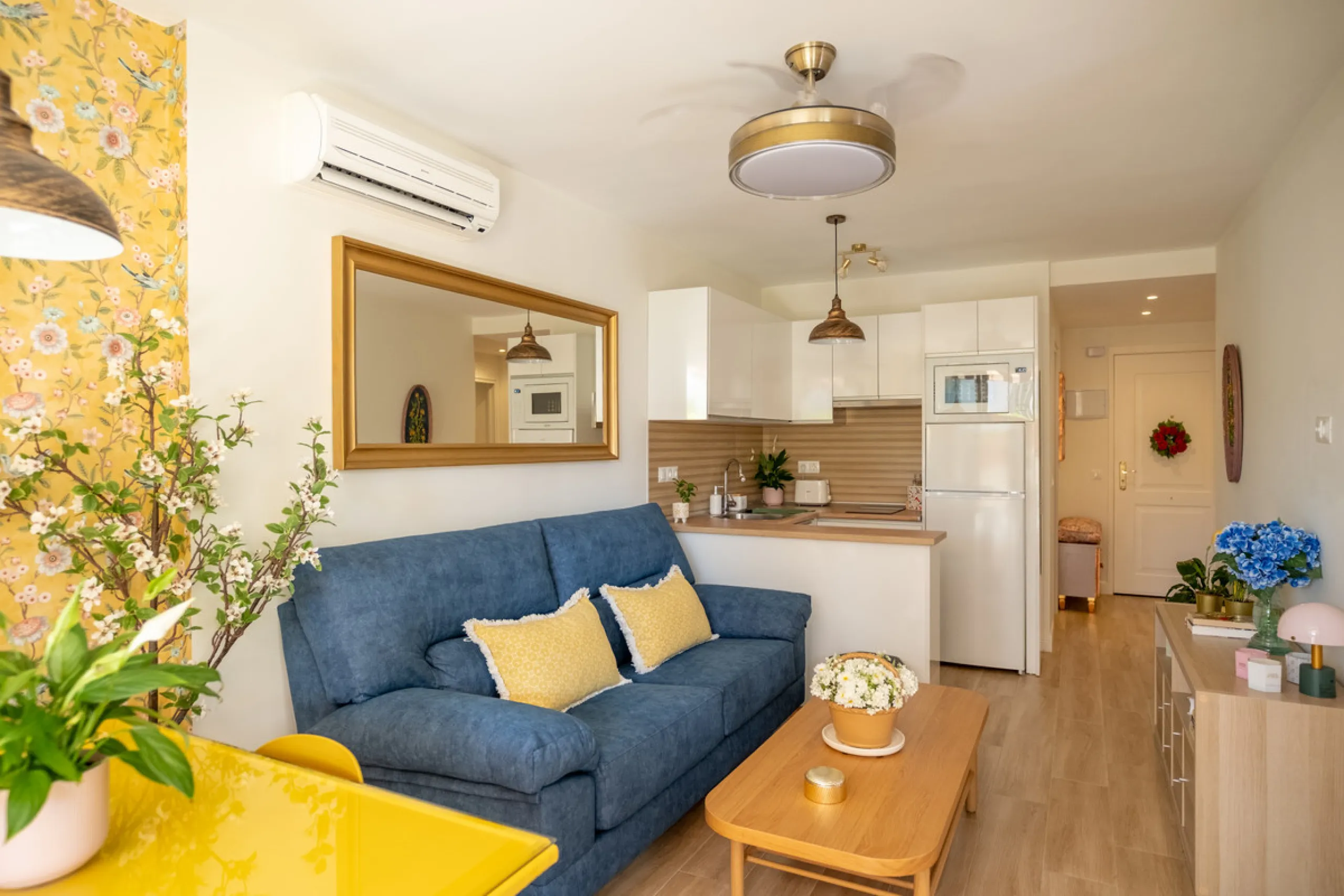 Cozy ground floor apartment located just 170 meters from the beach in Torremolinos. This bright, south-facing property offers all the comfort and charm of seaside living. It features a private entrance with no stairs and private parking at the entrance wi
