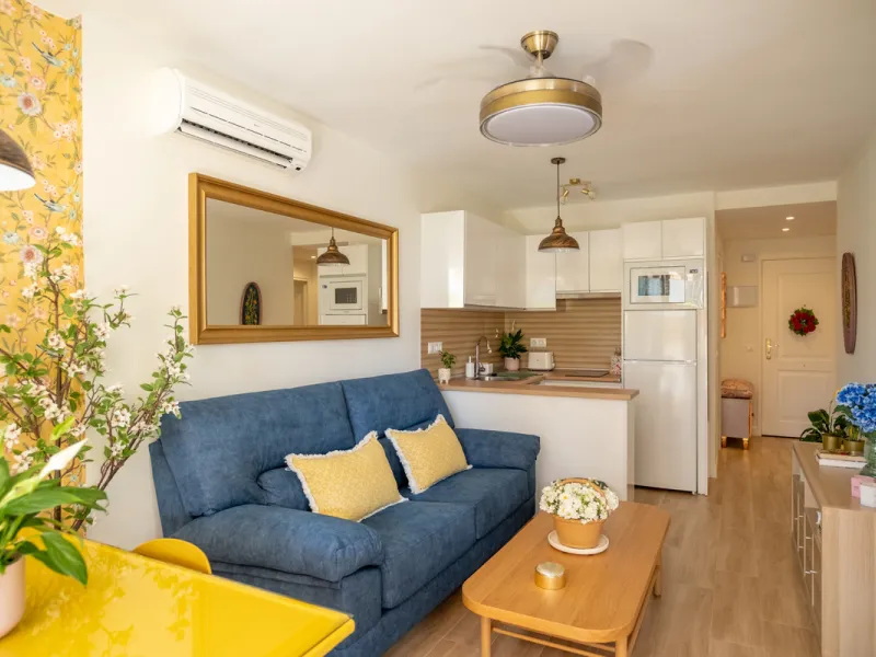 Cozy ground floor apartment located just 170 meters from the beach in Torremolinos. This bright, south-facing property offers all the comfort and charm of seaside living. It features a private entrance with no stairs and private parking at the entrance wi