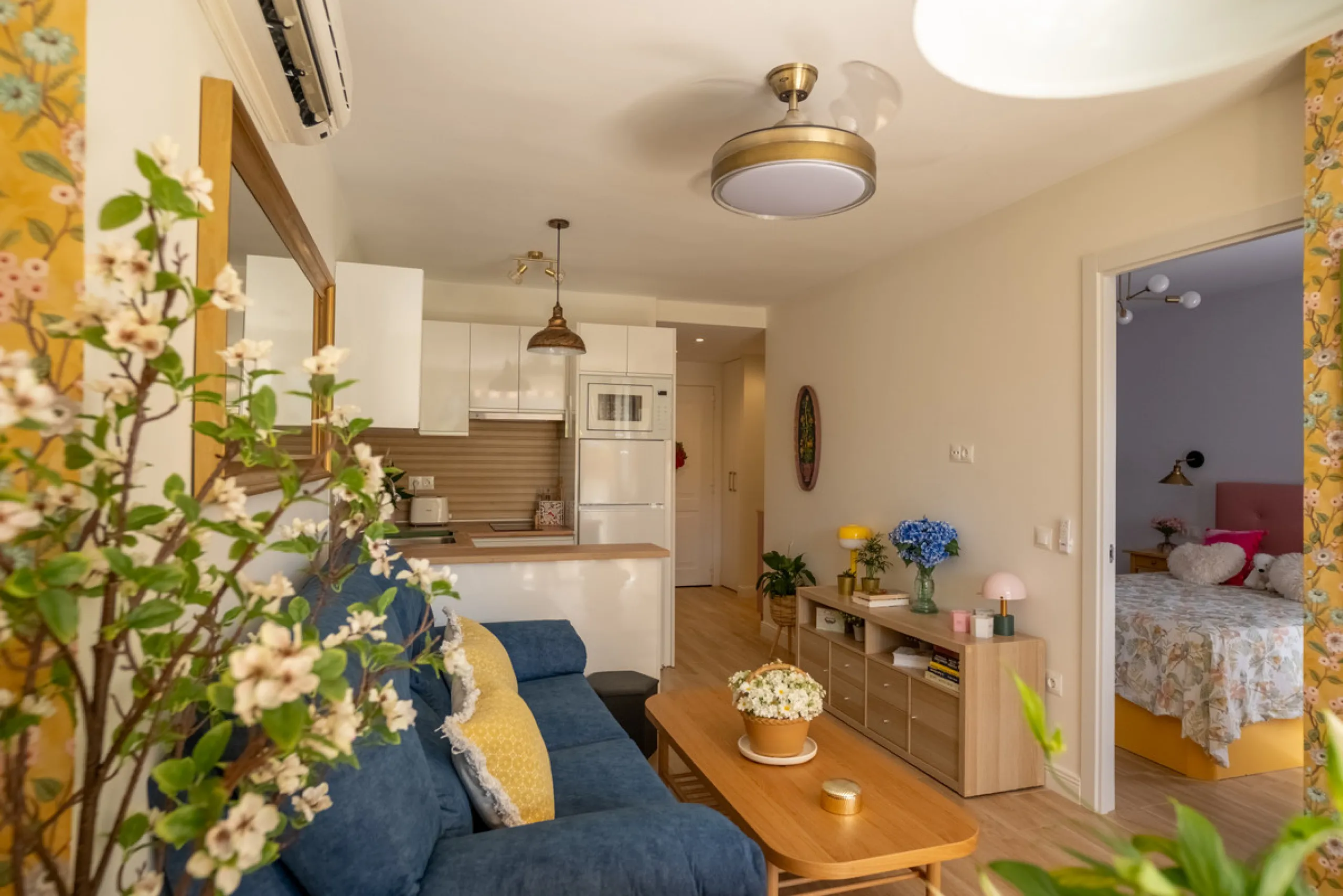 Cozy ground floor apartment located just 170 meters from the beach in Torremolinos. This bright, south-facing property offers all the comfort and charm of seaside living. It features a private entrance with no stairs and private parking at the entrance wi