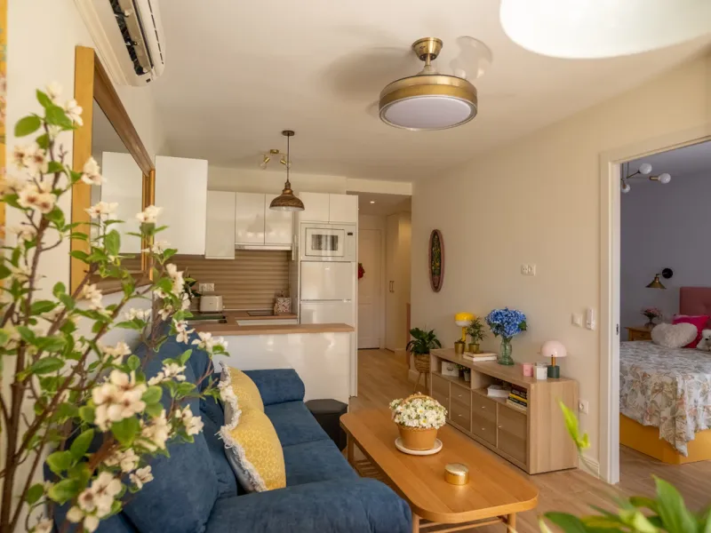 Cozy ground floor apartment located just 170 meters from the beach in Torremolinos. This bright, south-facing property offers all the comfort and charm of seaside living. It features a private entrance with no stairs and private parking at the entrance wi