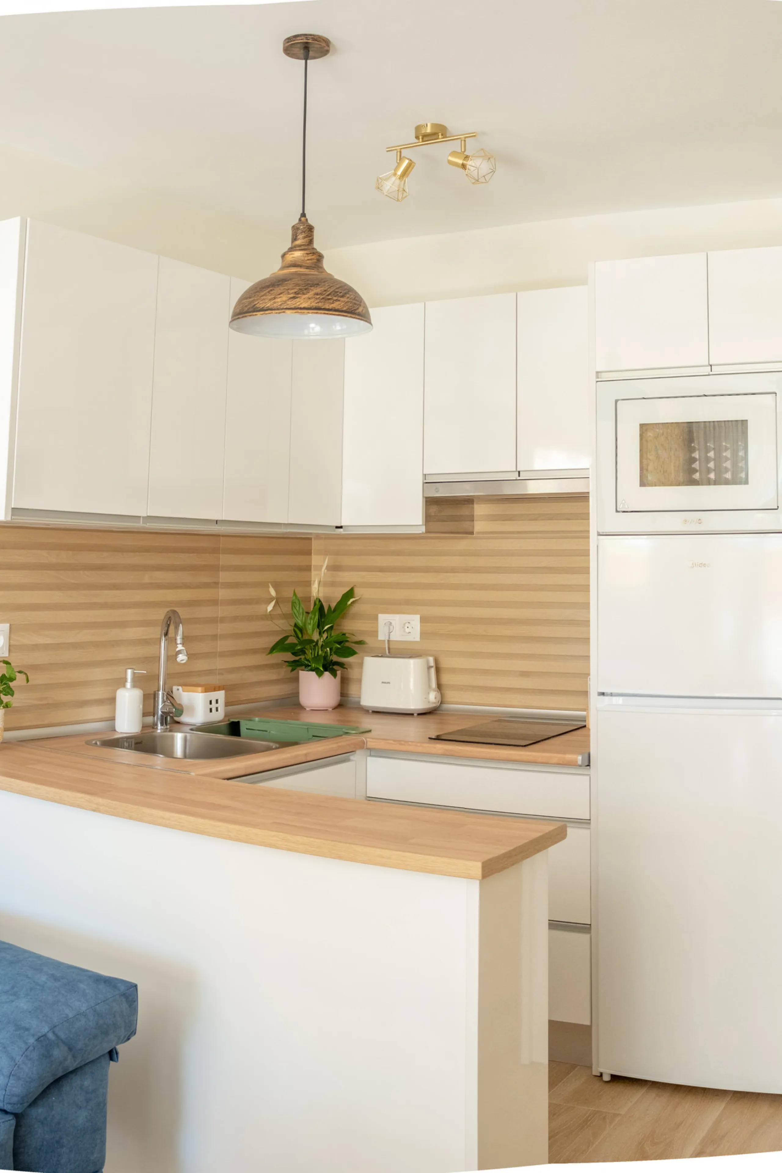 Cozy ground floor apartment located just 170 meters from the beach in Torremolinos. This bright, south-facing property offers all the comfort and charm of seaside living. It features a private entrance with no stairs and private parking at the entrance wi