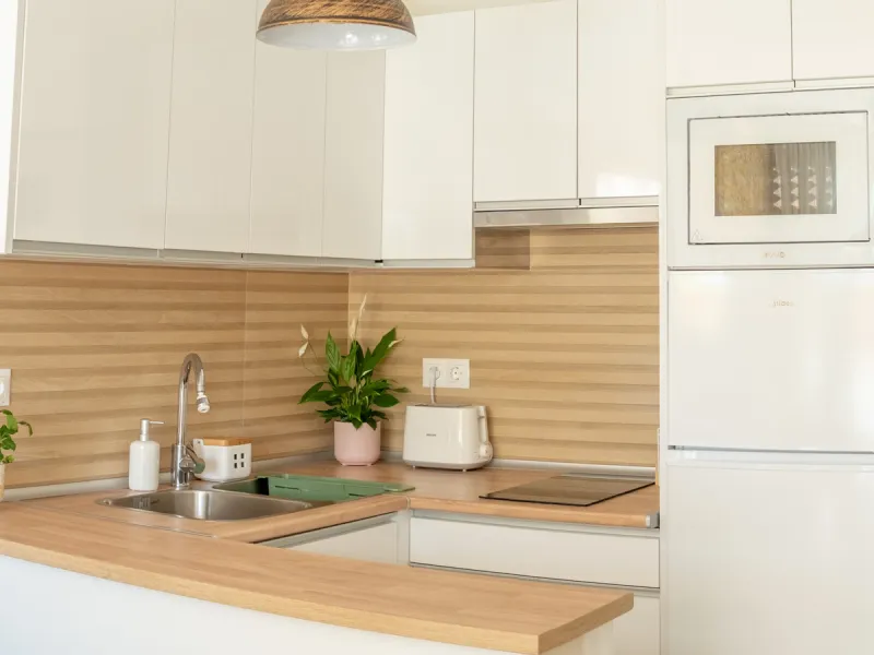 Cozy ground floor apartment located just 170 meters from the beach in Torremolinos. This bright, south-facing property offers all the comfort and charm of seaside living. It features a private entrance with no stairs and private parking at the entrance wi
