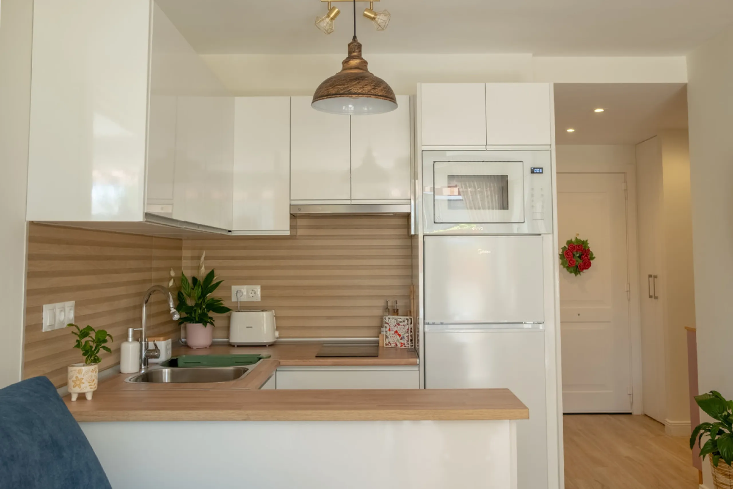 Cozy ground floor apartment located just 170 meters from the beach in Torremolinos. This bright, south-facing property offers all the comfort and charm of seaside living. It features a private entrance with no stairs and private parking at the entrance wi