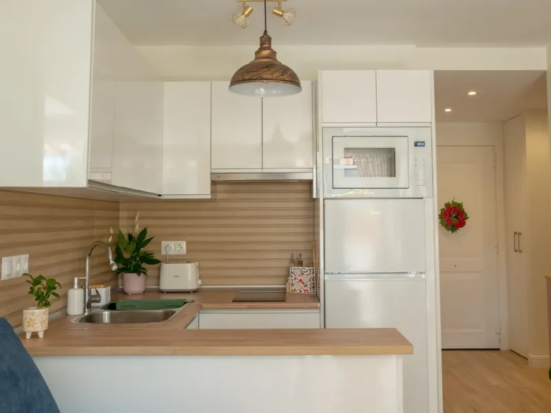 Cozy ground floor apartment located just 170 meters from the beach in Torremolinos. This bright, south-facing property offers all the comfort and charm of seaside living. It features a private entrance with no stairs and private parking at the entrance wi