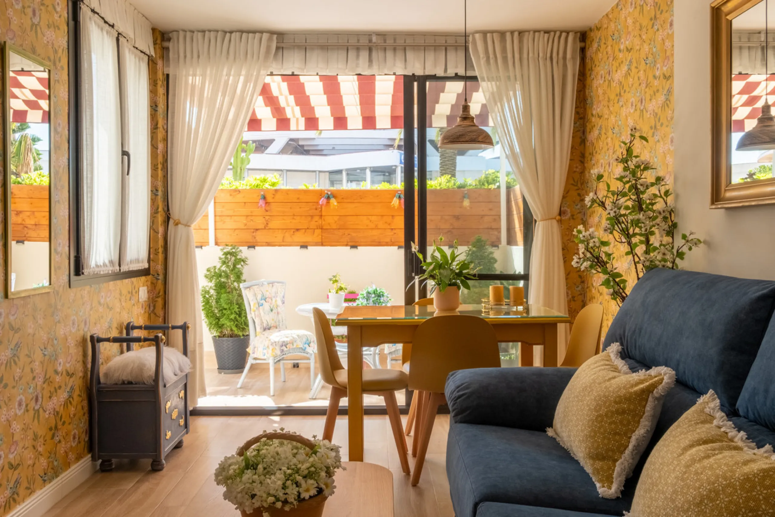 Cozy ground floor apartment located just 170 meters from the beach in Torremolinos. This bright, south-facing property offers all the comfort and charm of seaside living. It features a private entrance with no stairs and private parking at the entrance wi