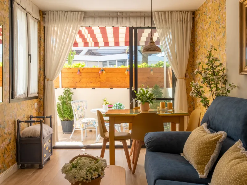 Cozy ground floor apartment located just 170 meters from the beach in Torremolinos. This bright, south-facing property offers all the comfort and charm of seaside living. It features a private entrance with no stairs and private parking at the entrance wi