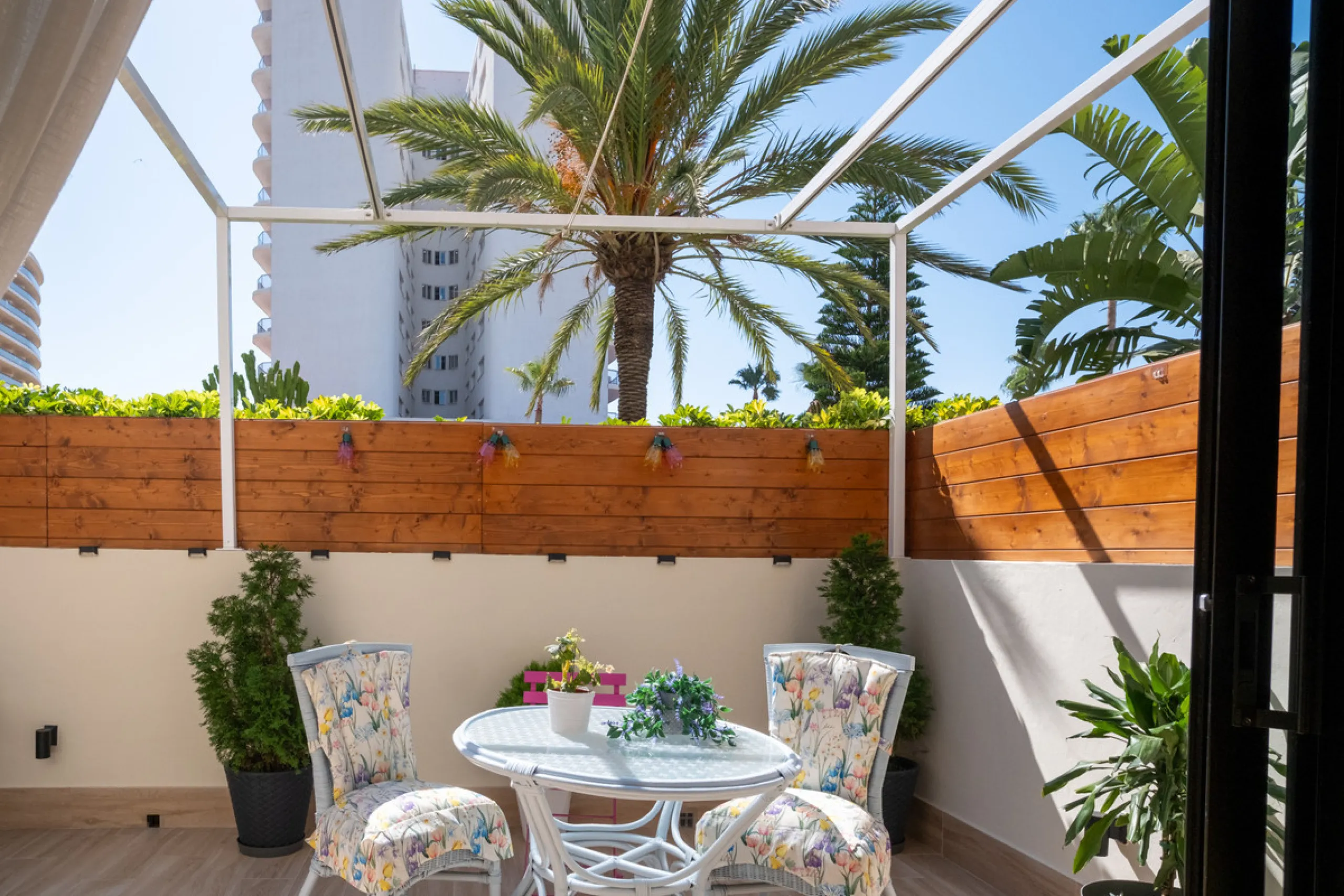 Cozy ground floor apartment located just 170 meters from the beach in Torremolinos. This bright, south-facing property offers all the comfort and charm of seaside living. It features a private entrance with no stairs and private parking at the entrance wi