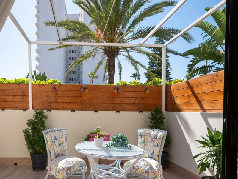 Cozy ground floor apartment located just 170 meters from the beach in Torremolinos. This bright, south-facing property offers all the comfort and charm of seaside living. It features a private entrance with no stairs and private parking at the entrance wi