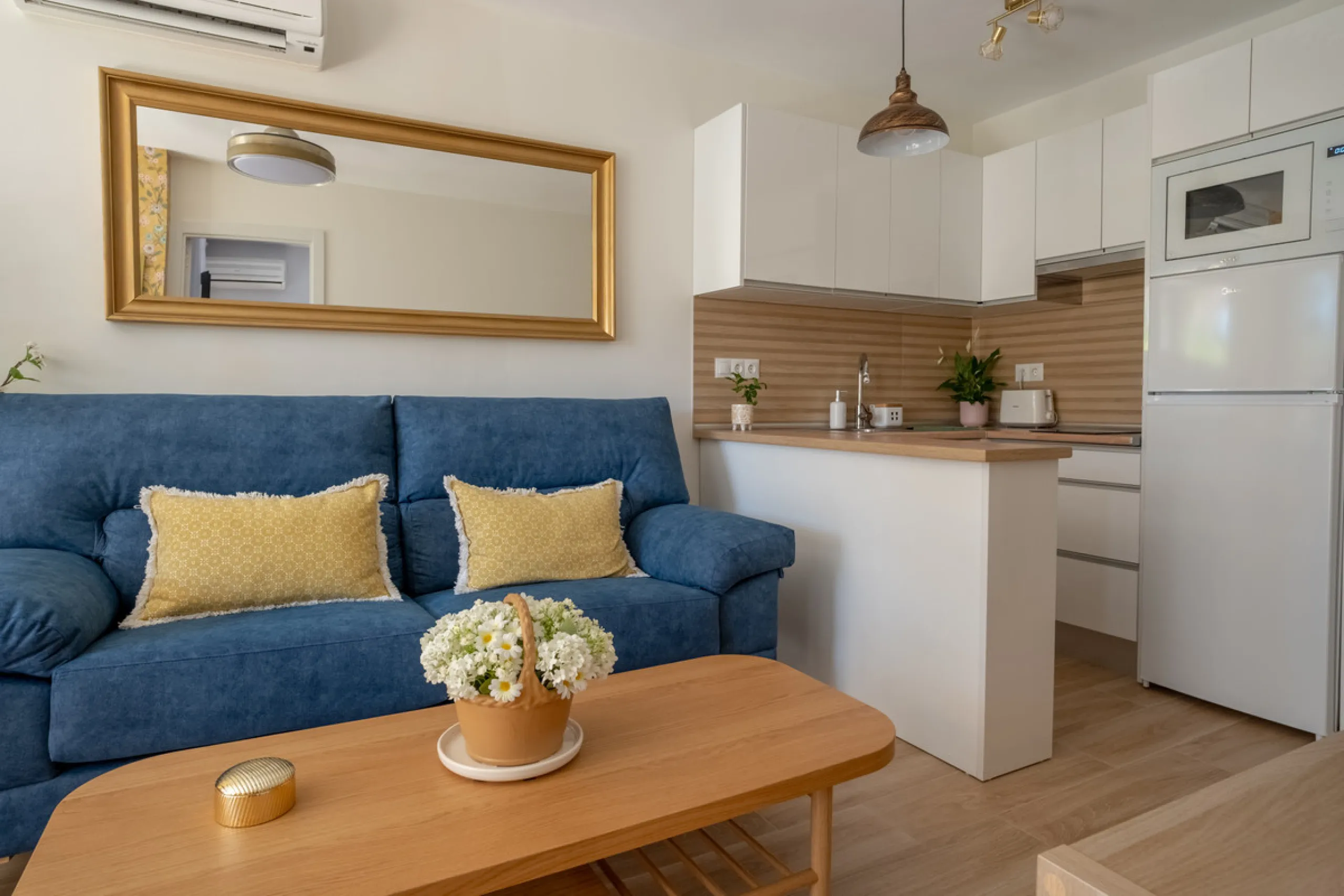 Cozy ground floor apartment located just 170 meters from the beach in Torremolinos. This bright, south-facing property offers all the comfort and charm of seaside living. It features a private entrance with no stairs and private parking at the entrance wi