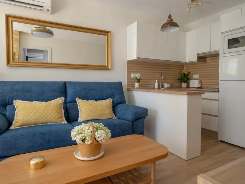 Cozy ground floor apartment located just 170 meters from the beach in Torremolinos. This bright, south-facing property offers all the comfort and charm of seaside living. It features a private entrance with no stairs and private parking at the entrance wi