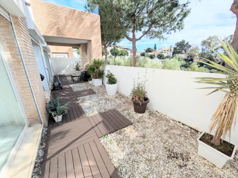 Discover this spectacular minimalist-style villa (built in 2019), located in one of the most privileged and tranquil areas of Benalmádena, surrounded by nature and with breathtaking sea views from its three terraces.