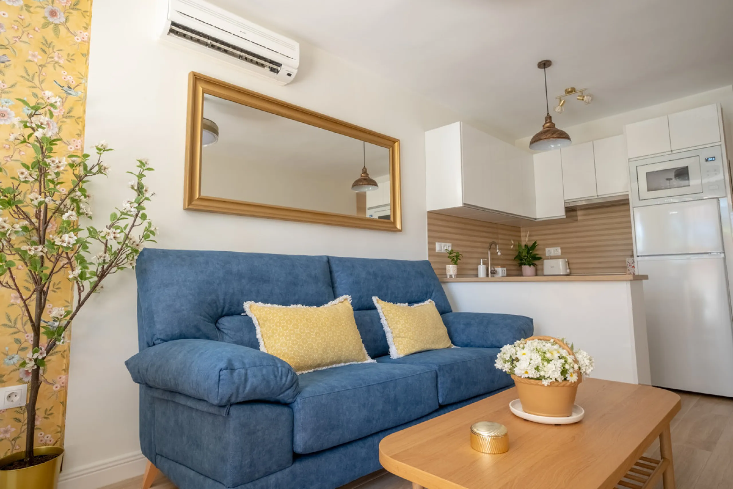 Cozy ground floor apartment located just 170 meters from the beach in Torremolinos. This bright, south-facing property offers all the comfort and charm of seaside living. It features a private entrance with no stairs and private parking at the entrance wi