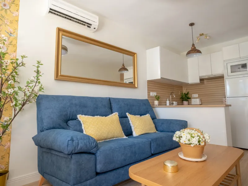 Cozy ground floor apartment located just 170 meters from the beach in Torremolinos. This bright, south-facing property offers all the comfort and charm of seaside living. It features a private entrance with no stairs and private parking at the entrance wi