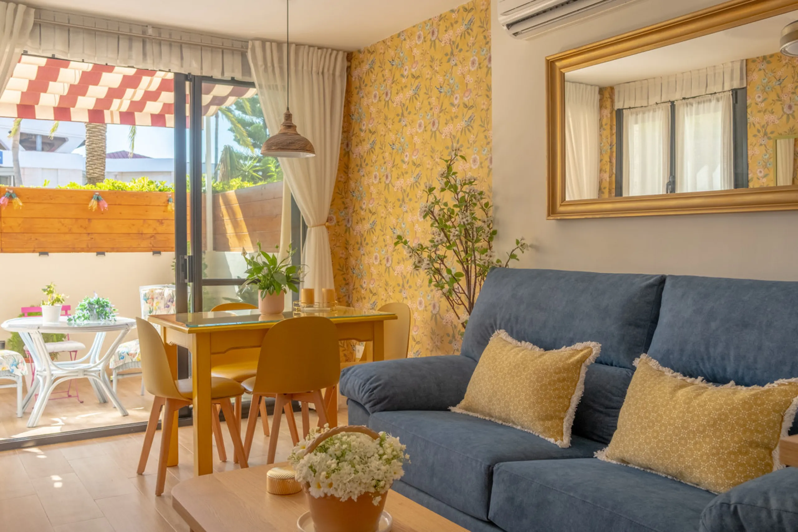 Cozy ground floor apartment located just 170 meters from the beach in Torremolinos. This bright, south-facing property offers all the comfort and charm of seaside living. It features a private entrance with no stairs and private parking at the entrance wi