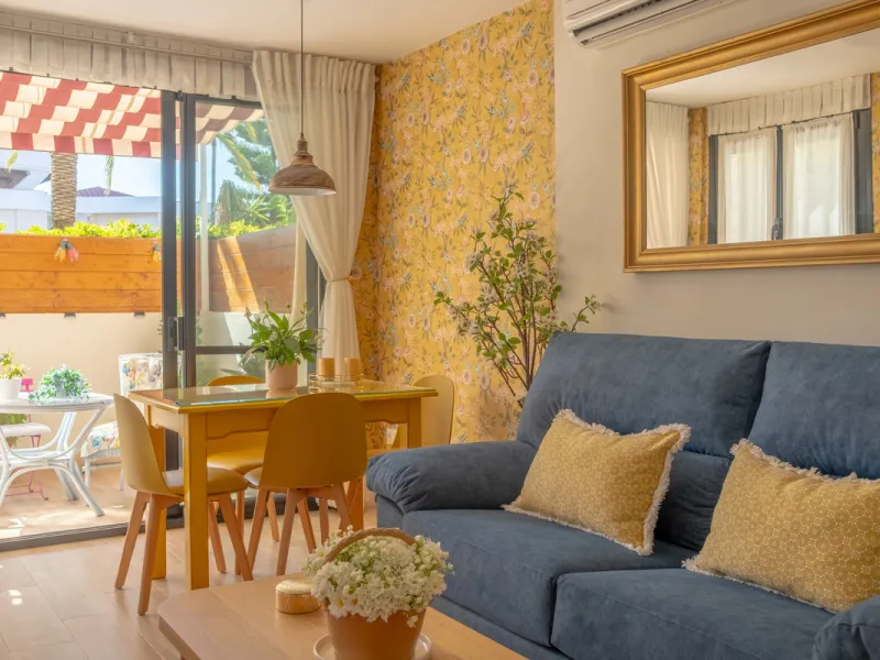 Cozy ground floor apartment located just 170 meters from the beach in Torremolinos. This bright, south-facing property offers all the comfort and charm of seaside living. It features a private entrance with no stairs and private parking at the entrance wi