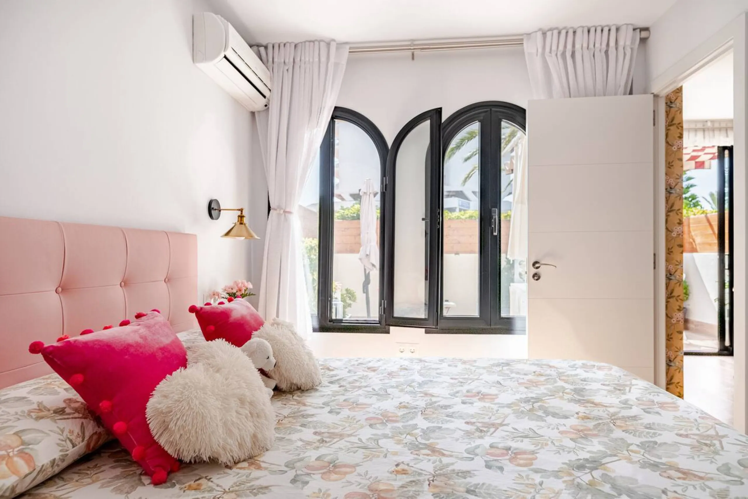 Cozy ground floor apartment located just 170 meters from the beach in Torremolinos. This bright, south-facing property offers all the comfort and charm of seaside living. It features a private entrance with no stairs and private parking at the entrance wi