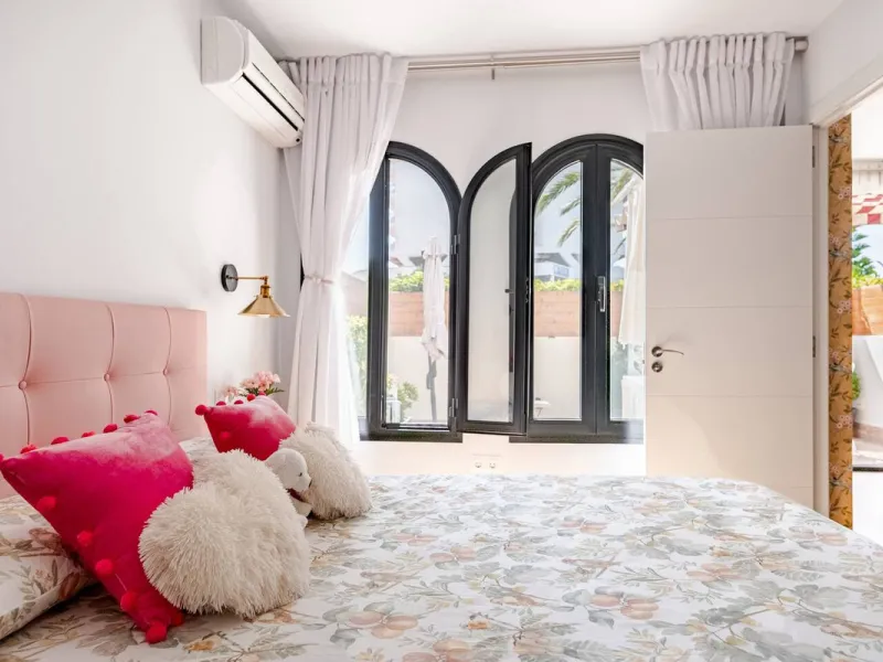 Cozy ground floor apartment located just 170 meters from the beach in Torremolinos. This bright, south-facing property offers all the comfort and charm of seaside living. It features a private entrance with no stairs and private parking at the entrance wi