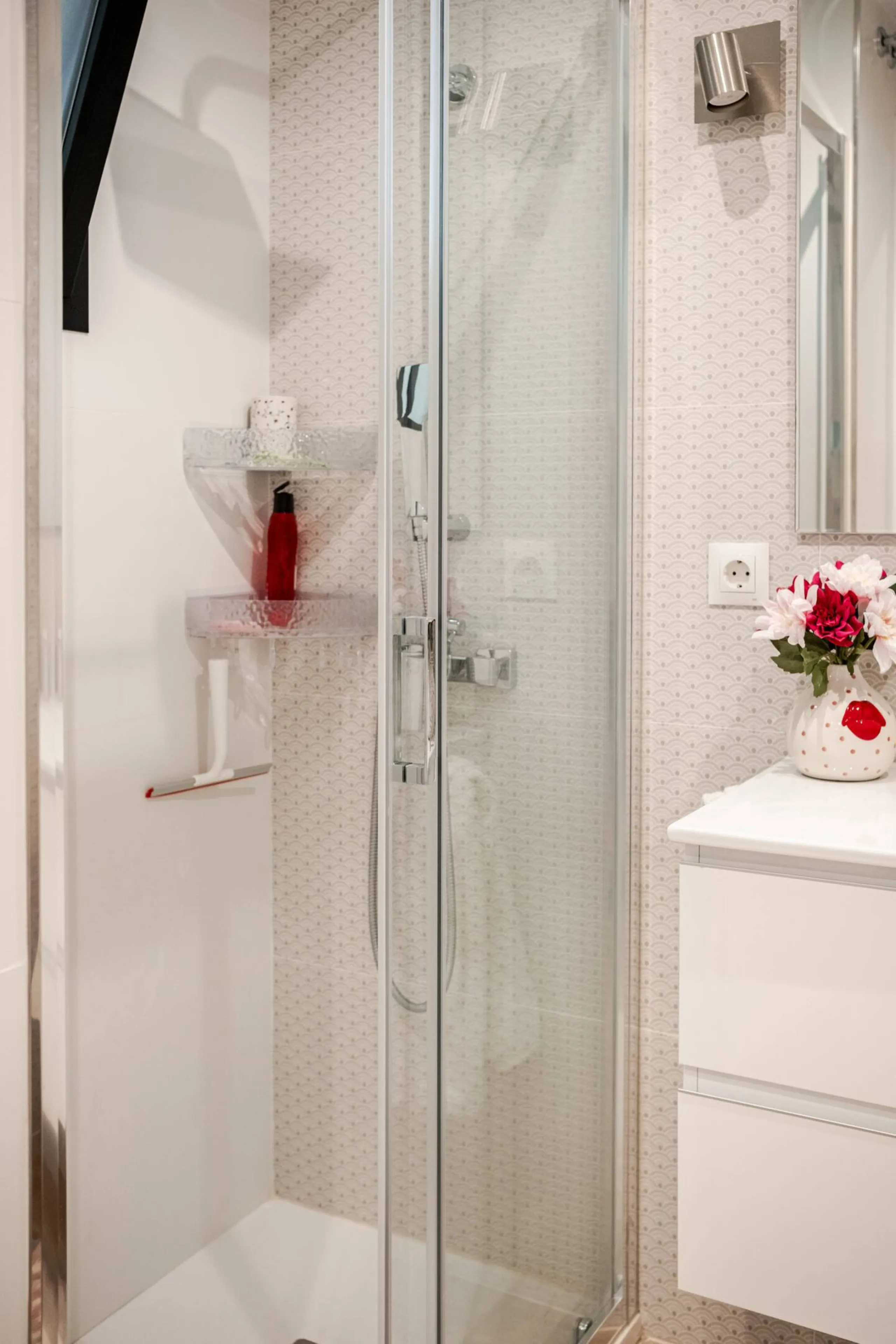 Cozy ground floor apartment located just 170 meters from the beach in Torremolinos. This bright, south-facing property offers all the comfort and charm of seaside living. It features a private entrance with no stairs and private parking at the entrance wi