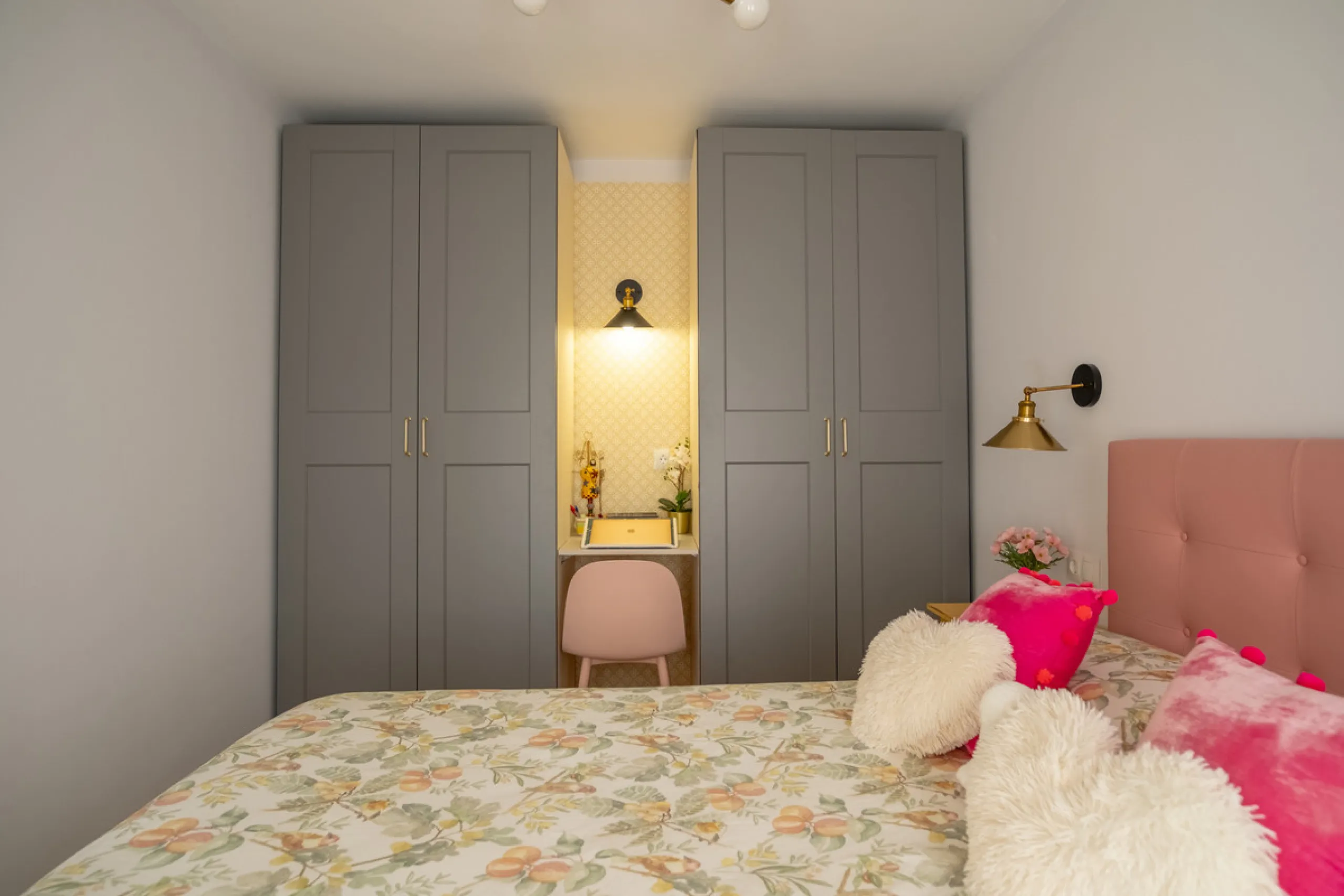 Cozy ground floor apartment located just 170 meters from the beach in Torremolinos. This bright, south-facing property offers all the comfort and charm of seaside living. It features a private entrance with no stairs and private parking at the entrance wi