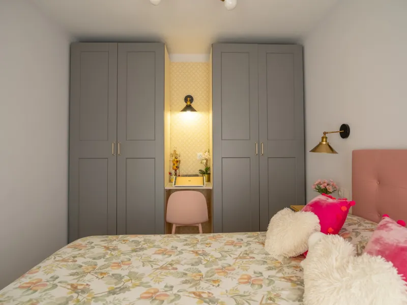 Cozy ground floor apartment located just 170 meters from the beach in Torremolinos. This bright, south-facing property offers all the comfort and charm of seaside living. It features a private entrance with no stairs and private parking at the entrance wi