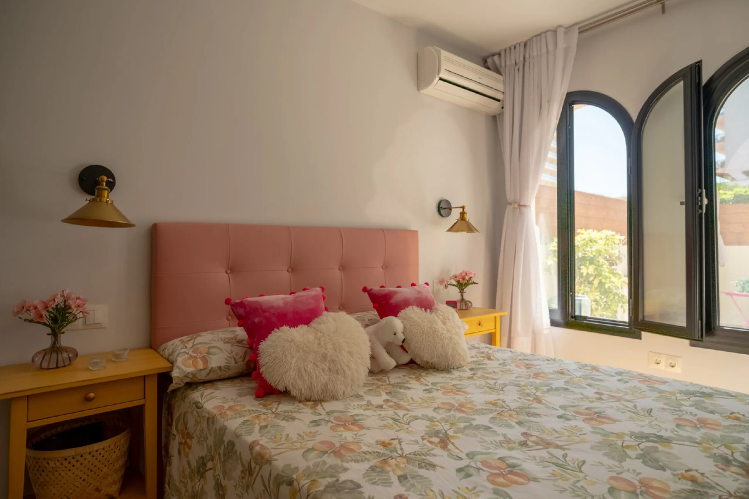 Cozy ground floor apartment located just 170 meters from the beach in Torremolinos. This bright, south-facing property offers all the comfort and charm of seaside living. It features a private entrance with no stairs and private parking at the entrance wi
