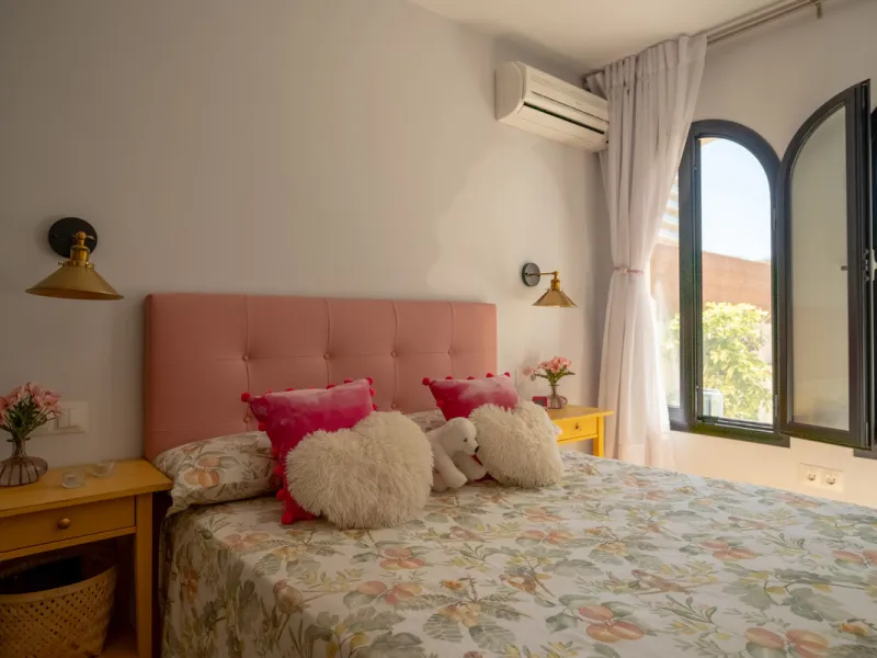 Cozy ground floor apartment located just 170 meters from the beach in Torremolinos. This bright, south-facing property offers all the comfort and charm of seaside living. It features a private entrance with no stairs and private parking at the entrance wi
