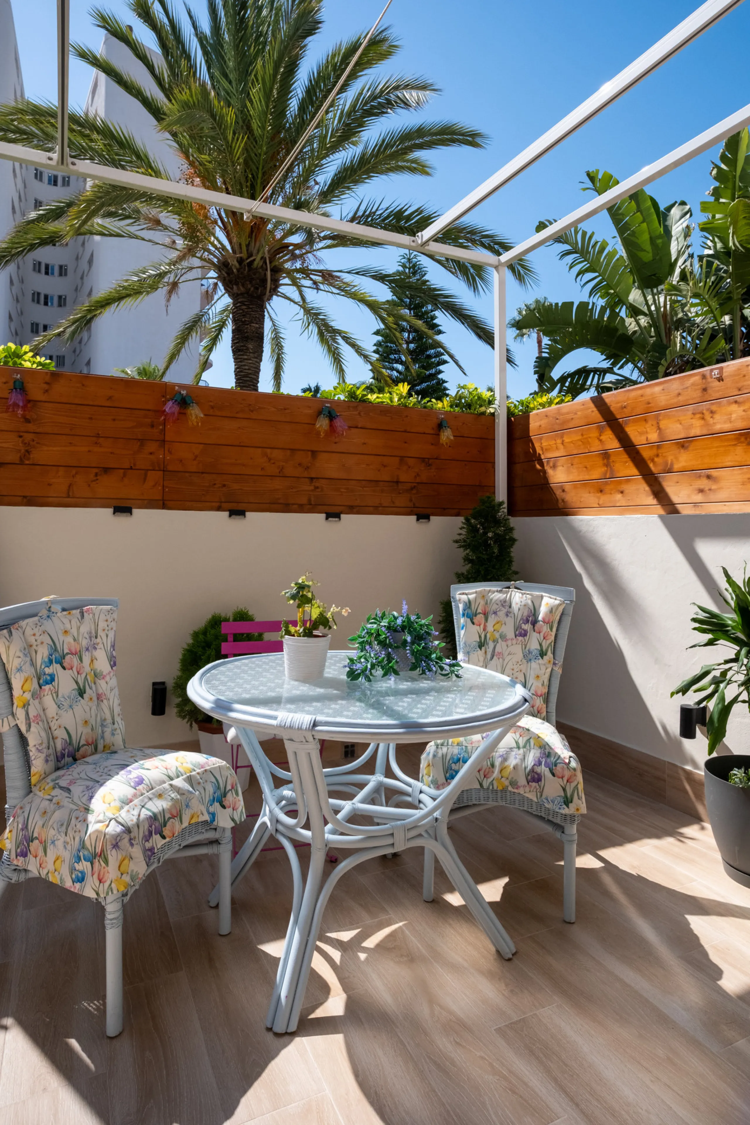 Cozy ground floor apartment located just 170 meters from the beach in Torremolinos. This bright, south-facing property offers all the comfort and charm of seaside living. It features a private entrance with no stairs and private parking at the entrance wi