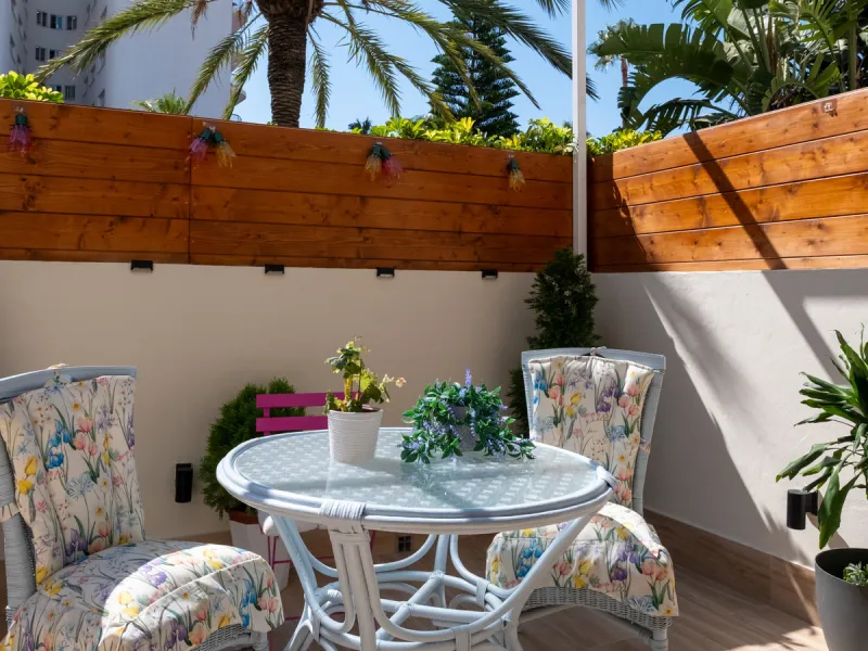 Cozy ground floor apartment located just 170 meters from the beach in Torremolinos. This bright, south-facing property offers all the comfort and charm of seaside living. It features a private entrance with no stairs and private parking at the entrance wi