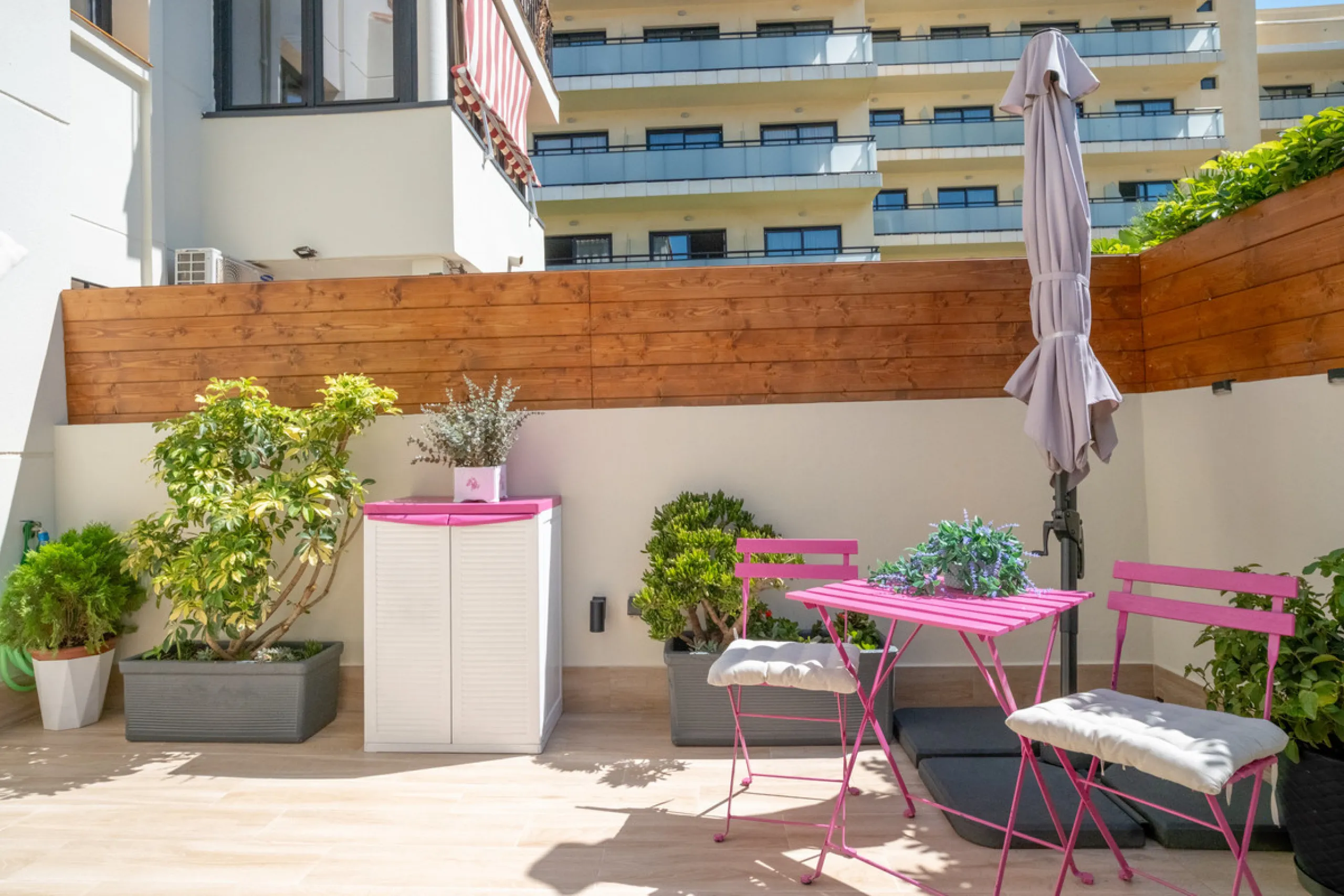 Cozy ground floor apartment located just 170 meters from the beach in Torremolinos. This bright, south-facing property offers all the comfort and charm of seaside living. It features a private entrance with no stairs and private parking at the entrance wi