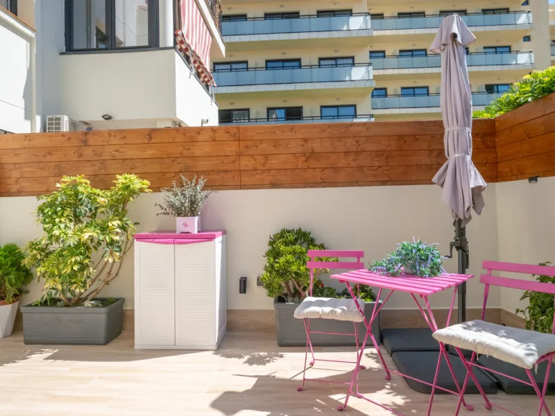 Cozy ground floor apartment located just 170 meters from the beach in Torremolinos. This bright, south-facing property offers all the comfort and charm of seaside living. It features a private entrance with no stairs and private parking at the entrance wi