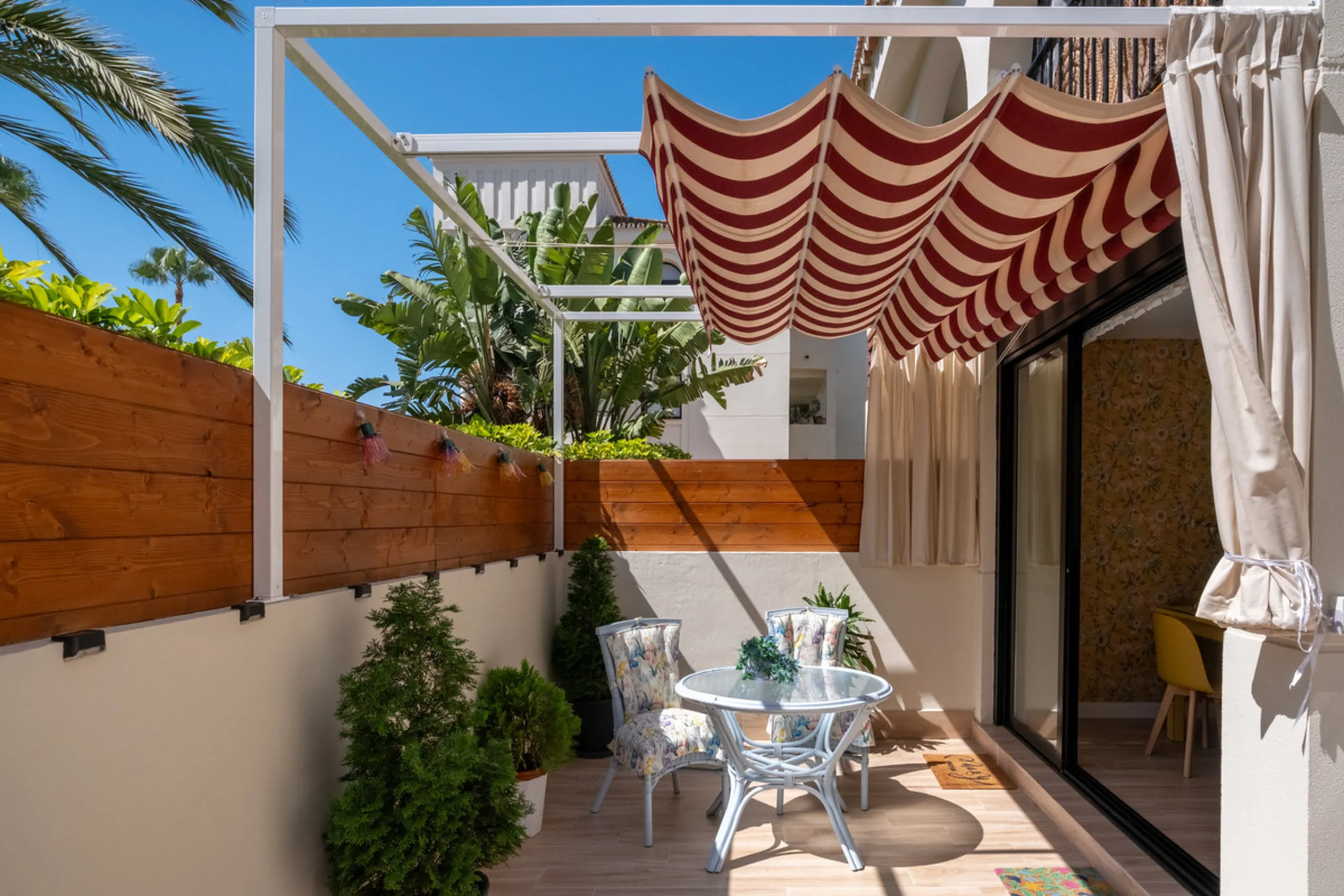Cozy ground floor apartment located just 170 meters from the beach in Torremolinos. This bright, south-facing property offers all the comfort and charm of seaside living. It features a private entrance with no stairs and private parking at the entrance wi