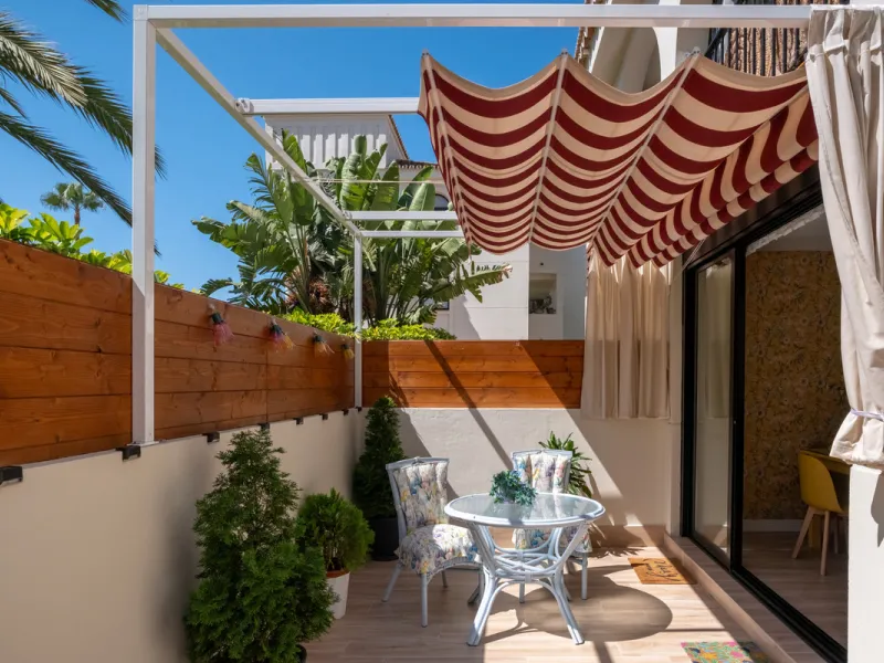 Cozy ground floor apartment located just 170 meters from the beach in Torremolinos. This bright, south-facing property offers all the comfort and charm of seaside living. It features a private entrance with no stairs and private parking at the entrance wi