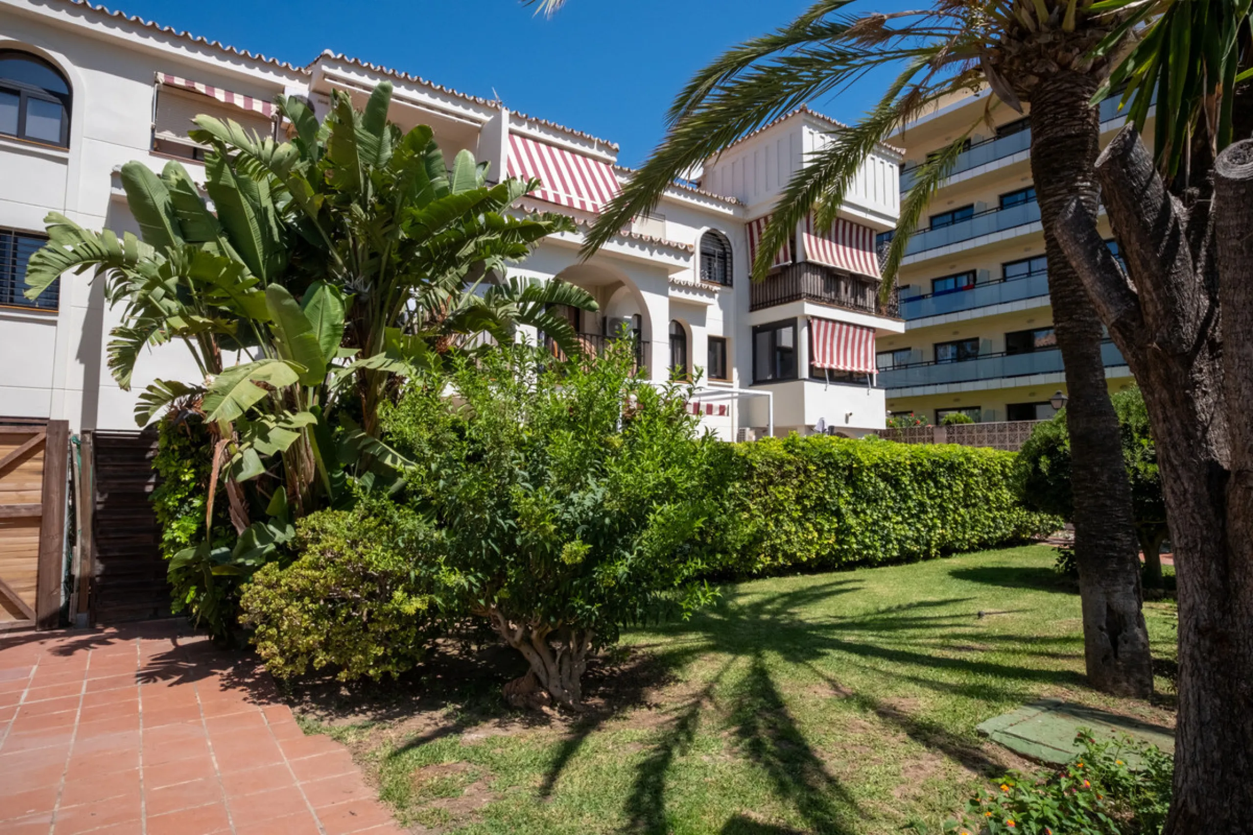 Cozy ground floor apartment located just 170 meters from the beach in Torremolinos. This bright, south-facing property offers all the comfort and charm of seaside living. It features a private entrance with no stairs and private parking at the entrance wi