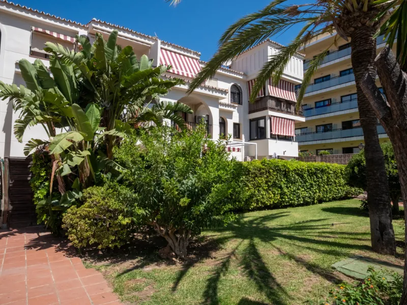 Cozy ground floor apartment located just 170 meters from the beach in Torremolinos. This bright, south-facing property offers all the comfort and charm of seaside living. It features a private entrance with no stairs and private parking at the entrance wi